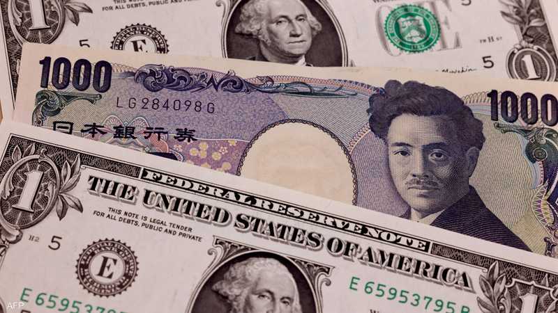 الدولار يرتفع بعد مبيعات مكثفة والين يصعد قبل قرار المركزي