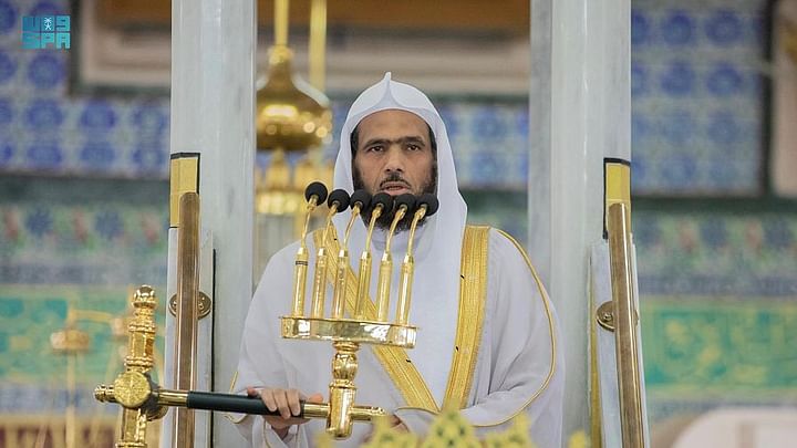 إمام المسجد النبوي يحذر من مخاطر بعض المجالس الافتراضية