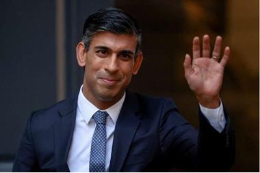 رئيس وزراء بريطانيا يدرس تجميد المساعدات الخارجية