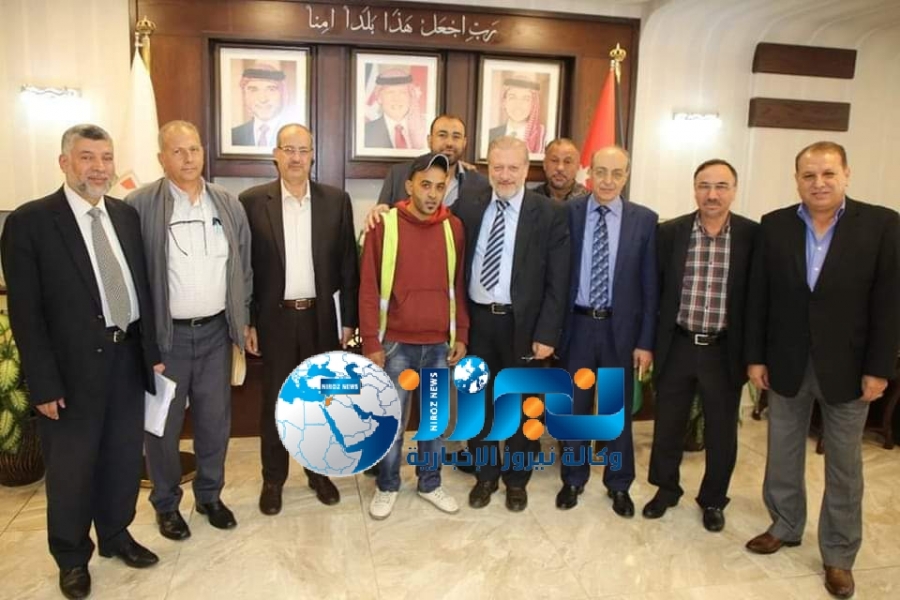 الكوفحي يكرم عامل الوطن الدلكيبعد ان وجد مبلغاً مالياً كبيراً وقام باعادته لأصحابه