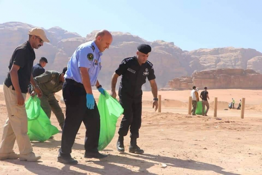 الحجاج ينفذ حملـة نظافـة شاملـة على منطقـة رم  وادي القمـر...صور 