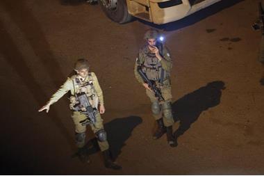 الاحتلال يعتقل فلسطينيين ويغلق كافة مداخل الخليل