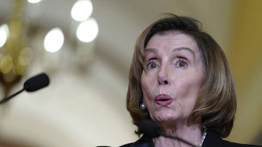 بيلوسي تكشف عن حالة زوجها الصحية بعد تعرضه لهجوم عنيف أدى لكسر جمجمته