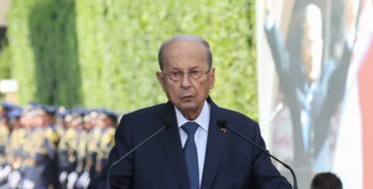 عون يغادر بعبدا ويدعو لإخراج لبنان من الحفرة العميقة