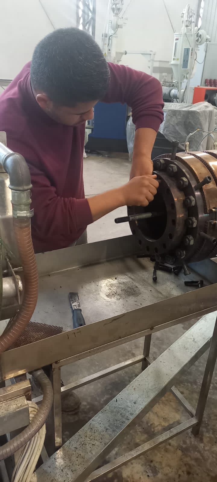 الزيود حكاية شابٍ مبادر في الحصول على فرصة عمل بعد أن تخرج من  التدريب المهني...صور