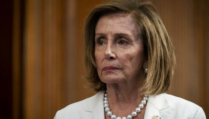 أول تعليق لبيلوسي على اقتحام منزلها