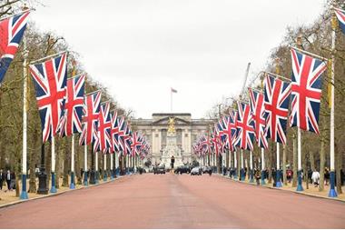 بريطانيا.. رجل يهاجم مركزا جديدا للهجرة بقنابل حارقة