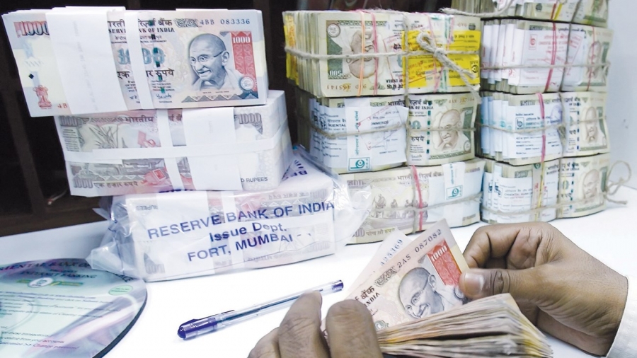 الروبية الهندية تتجه لتسجيل التراجع الشهري العاشر على التوالي