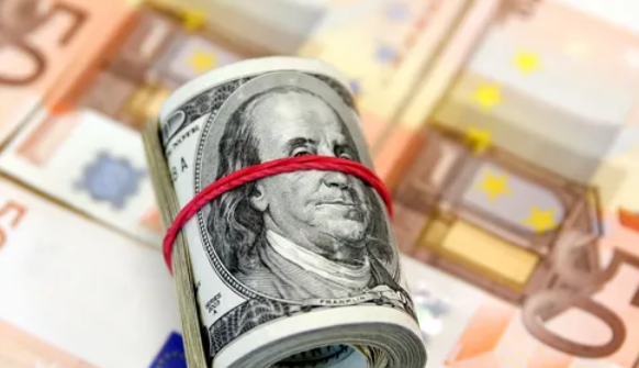 الدولار يعيد اليورو إلى فترة لا يعرفها الكثيرون