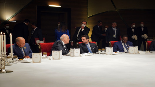 ولي العهد يحضر مأدبة عشاء أقامها الرئيس الجزائري بمناسبة انعقاد القمة العربية