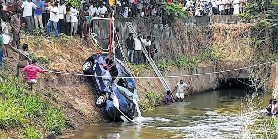 مقتل 3 أشخاص جراء سقوط سيارة في بركة ماء بالهند