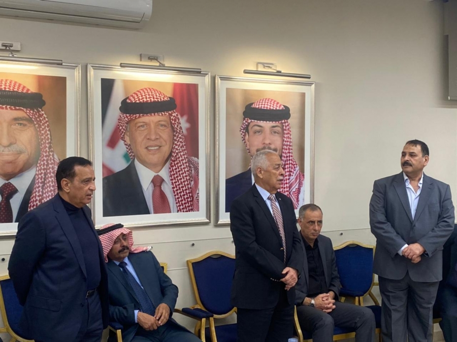 مندوبا عن الملك.. العيسوي يقدم العزاء إلى عشيرة الدباس