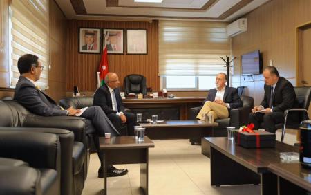 السفير الأمريكي معجب بمحمية ضانا .. ماذا قال؟