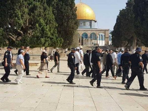 مستوطنون متطرفون يقتحمون الاقصى
