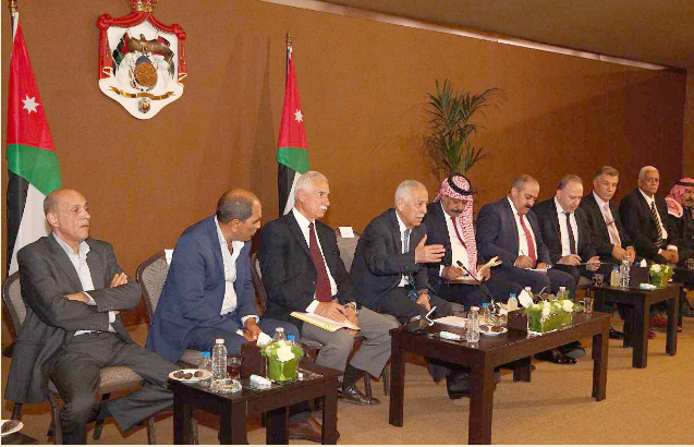 تنفيذا للتوجيهات الملكية.. العيسوي يلتقي وجهاء وممثلين عن مخيم عزمي المفتي