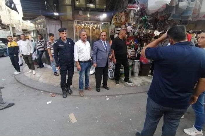 محافظ الزرقاء يشكل لجانا لإزالة كافة المعيقات في الوسط التجاري