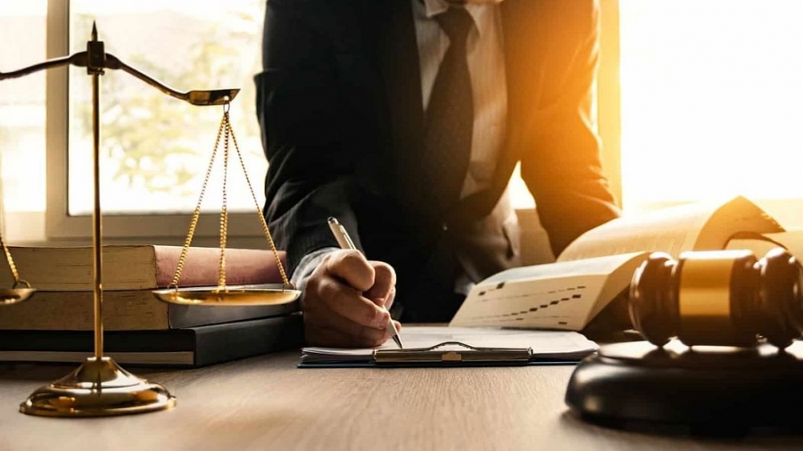 وزارة العدل السعودية تشطب ترخيص محام كشف أسرار أحد موكليه عبر التلفزيون