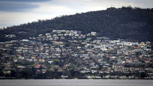 جهود الإنقاذ على قدم وساق مع استعداد مدن أسترالية لذروة الفيضانات