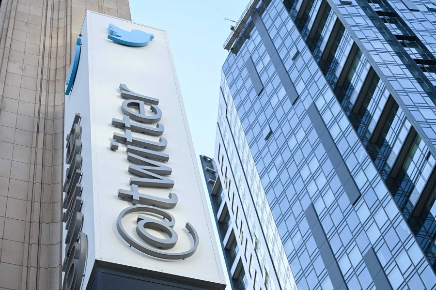 تسريح 50 من موظفي «تويتر» في كل أنحاء العالم