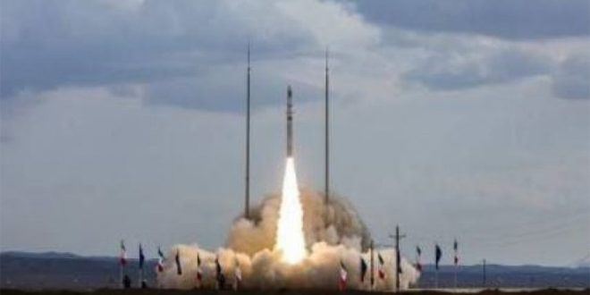 إيران تطلق صاروخاً حاملاً للأقمار الصناعية