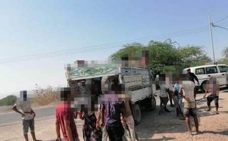 ضبط ديانا محملة 19 راكبا في الصندوق الخلفي على طريق إربد عمان