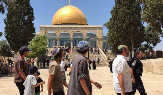 مستوطنون متطرفون يقتحمون باحات الأقصى