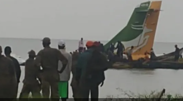 فيديو لتحطم طائرة في منبع نهر النيل.. المياه غمرتها