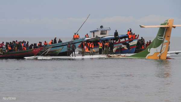 قتلى بحادث تحطم الطائرة التنزانية.. واستمرار عمليات الإنقاذ