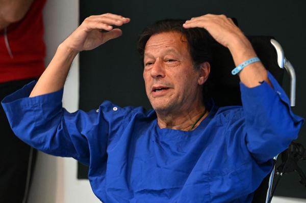 عمران خان يغادر المستشفى