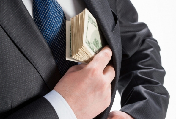 الحبس لسيدة وموظف بنك اختلسا 71 ألفا من حساب عميلة (تفاصيل)