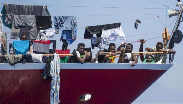 إيطاليا تسمح للقُصر والمرضى بمغادرة سفينة تحمل مهاجرين