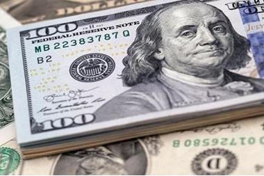 الدولار يرتفع مع تمسك الصين بسياستها الصارمة لاحتواء كورونا