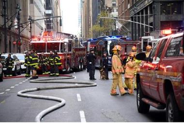 إنقاذ امرأة من حريق بمبنى في نيويورك