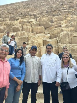 الرئيس الفنزويلي وأسرته في جولة سياحية بمصر صور