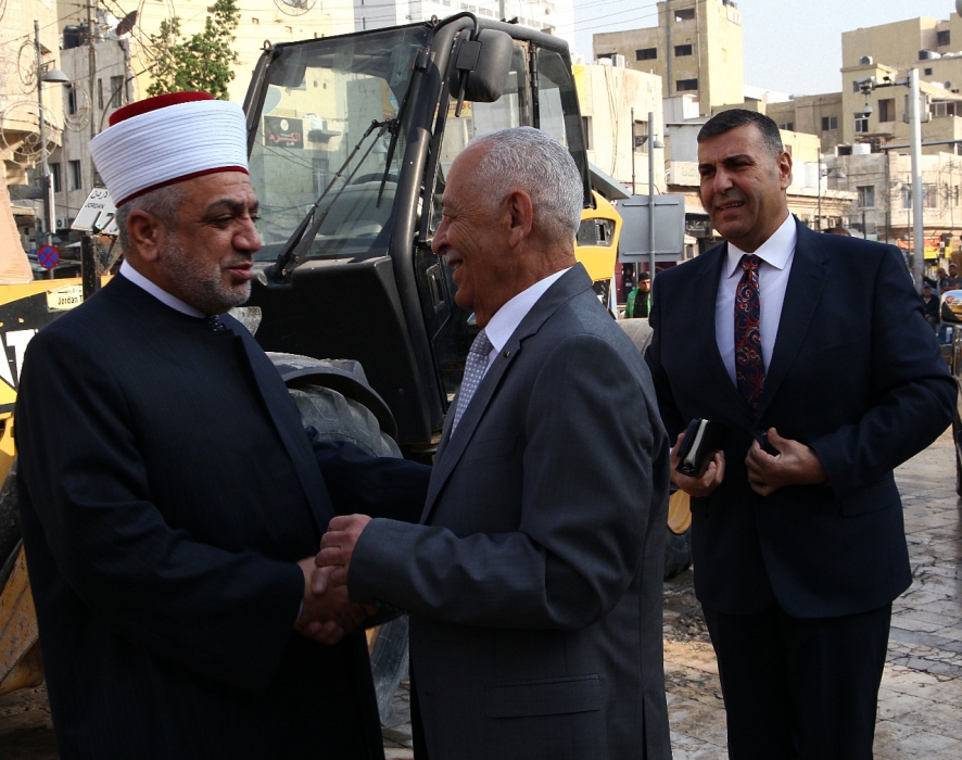 العيسوى يتفقد مشروع إعادة تأهيل المسجد الحسيني....صور