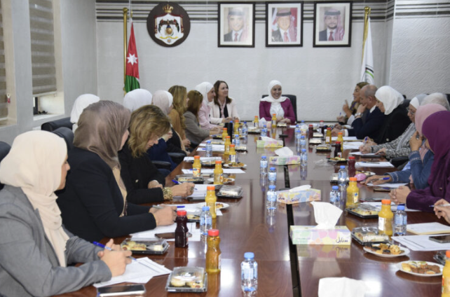 مناقشة الخطط المقترحة لتمكين المرأة في رؤية التحديث الاقتصادي