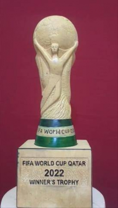 النحات الأردني النصرات يقدم هدية لأمير دولة قطر