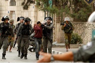 اعتقال 4 فلسطينيين وتفتيش منازل في رام الله