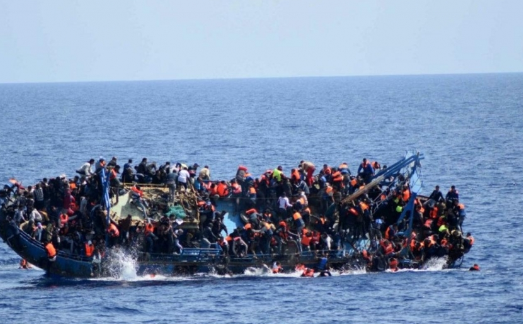 غرق قارب يقل 15 مهاجرا قبالة ساحل تونس