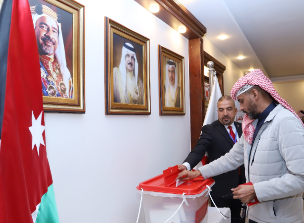 ابناء الجالية البحرينية في الاردن يدلون باصواتهم في الانتخابات النيابية