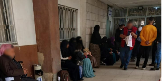 مراجعو صحة الزرقاء ينتظرون دورهم خارج المبنى!