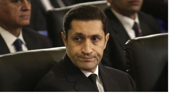 علاء مبارك يسأل جون كيري عن المليارات المزعومة لوالده: أخبارهم إيه؟