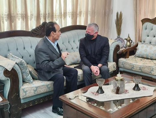 الملك في دارة اللواء المتقاعد بني ياسين للاطمئنان على صحته