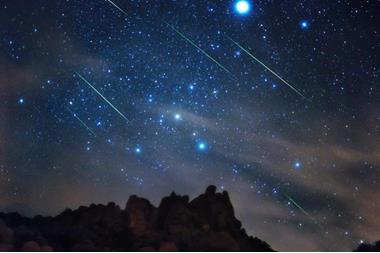 سماء المملكة على موعد مع زخات شهب كثيفة الأسبوع المقبل