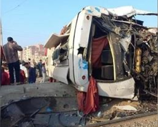 27 مصابا جراء تصادم قطار وحافلة طلاب بمصر