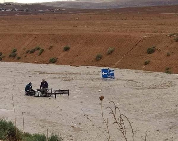 انقاذ شخصين علقا داخل مركبتهما بسبب ارتفاع منسوب المياه في المفرق
