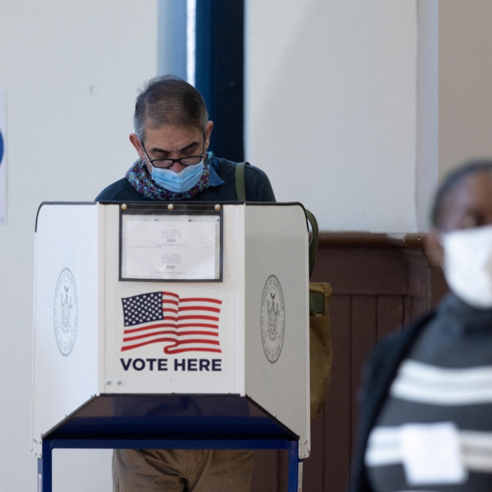 الديمقراطيون يحدون من الأضرار المتوقعة في انتخابات منتصف الولاية الأميركية