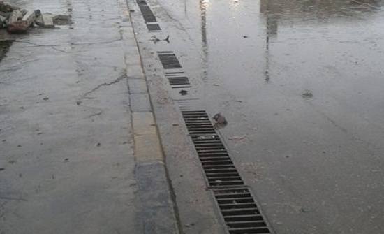 رجال السير يفتحون مناهل تصريف المياه في الزرقاء