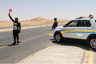 ضبط ديانا تقل 30 راكبا بالصندوق الخلفي في إربد