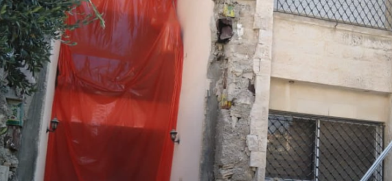 أساسات عمارة في خلدا تهدد قاطنيها